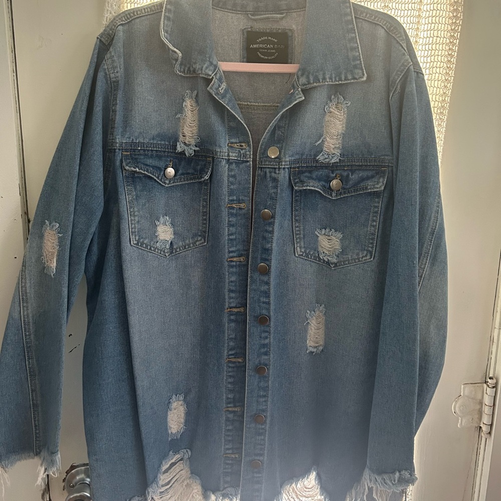 Distressed Denim Jacket with all the details ! Size 2x